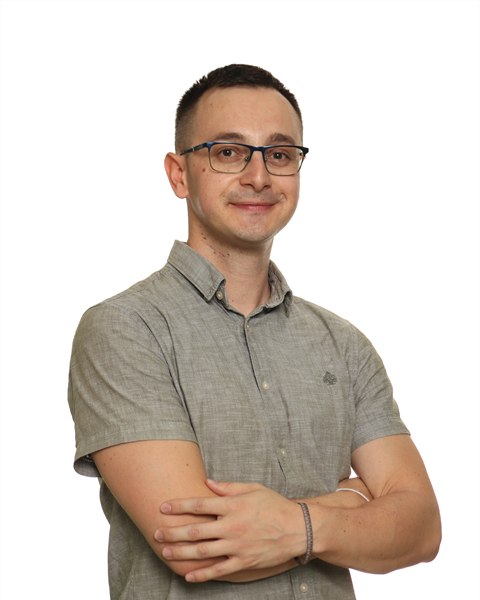 英语老师 Stefan，身穿短袖衬衫。